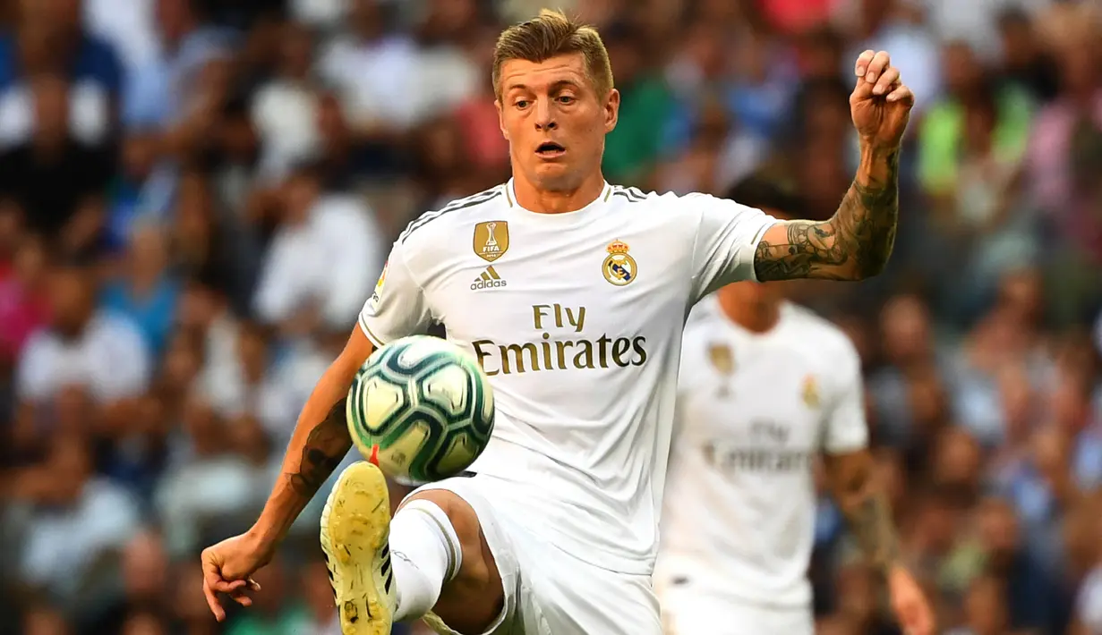 Toni Kroos. Gelandang berusia 32 tahun yang telah 8 musim memperkuat Real Madrid ini didatangkan Los Blancos dari Bayern Munchen pada awal musim 2014/2015 dengan nilai transfer 25 juta euro. Hingga kini ia telah tampil dalam 364 laga di semua ajang dengan torehan 25 gol dan 83 assist serta mampu mempersembahkan beberapa gelar bergengsi di antaranya 3 gelar Liga Spanyol, 3 Supercopa Spanyol dan 4 trofi Liga Champions. Pada awal musim 2022/2023 ia dikabarkan akan hengkang dari Real Madrid dan hijrah ke Liga Inggris menuju Manchester City. (AFP/Gabriel Bouys)