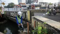 Pekerja melakukan pengukuran saat menyelesaikan proyek revitalisasi Jembatan Cibubur, Jakarta, Selasa (2/8/2022). Revitalisasi dilakukan untuk mengantisipasi risiko banjir akibat rendahnya muka jembatan serta risiko kecelakaan akibat tidak adanya trotoar. (Liputan6.com/Faizal Fanani)