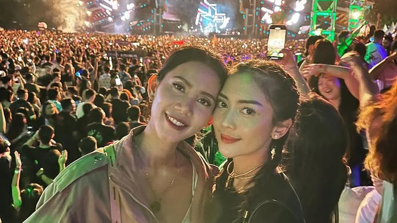 Pesona Ririn Dwi Ariyanti saat menikmati pertunjukkan musik DWP 2022. (Foto: Instagram/ririndwiariyanti)