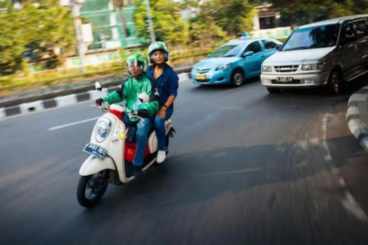 [POLL] Keberadaan Ojek Online, Membantu atau Meresahkan?