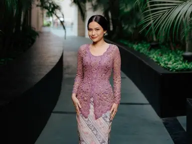 Dampingi sahabat di hari pernikahanya, Hanggni menyiapkan busana yang dikenakannya dengan maksimal. Lewat laman Instagram Kirtas by Cinintya Syakyakirti, terlihat momen ketika Hanggini fitting kebaya bridesmaidnya ditemani oleh sang suami. Untuk bawahannya, Hanggini pakai kain batik dengan corak simpel perpaduan warna lilac, putih, dan merah muda. (Liputan6.com/IG/@hanggini)