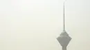 <p>Badai pasir melanda menara telekomunikasi Milad di ibu kota Iran, Teheran pada 17 Mei 2022. Kantor-kantor pemerintah, serta sekolah dan universitas diumumkan ditutup di banyak provinsi di Iran karena kondisi "cuaca tidak sehat" dan badai pasir yang menyelimuti, menurut laporan media pemerintah. (AFP)</p>