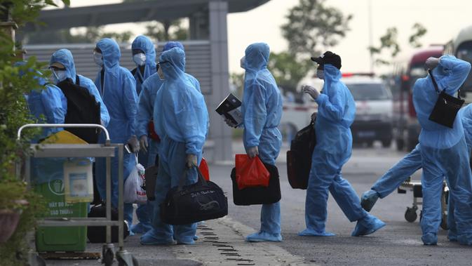 Pasien COVID-19 asal Vietnam tiba di rumah sakit nasional penyakit tropis di Hanoi, Vietnam, Rabu (29/7/2020). Sebanyak 129 pekerja asal Vietnam dipulangkan dari Equatorial Guinea untuk mendapat perawatan COVID-19.  (Bui Cuong Quyet/VNA via AP)