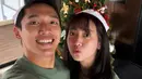 Rayakan Natal pertama sebagai suami-istri, begini penampilan kompak Shanju dan Jojo pakai atasan serba hijau dan topi santa claus. [@shanju]