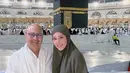 Ungkapan tersebut ditulis Maia di Instagram dalam unggahan foto umrahnya bersama sang suami. [Foto: Instagram/maiaestiantyreal]
