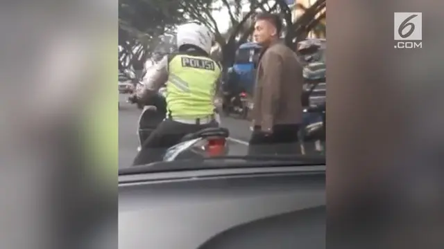 Video pemukulan anggota TNI AD kepada polisi lalu lintas di Pekanbaru viral. Mabes TNI AD membenarkan insiden tersebut.