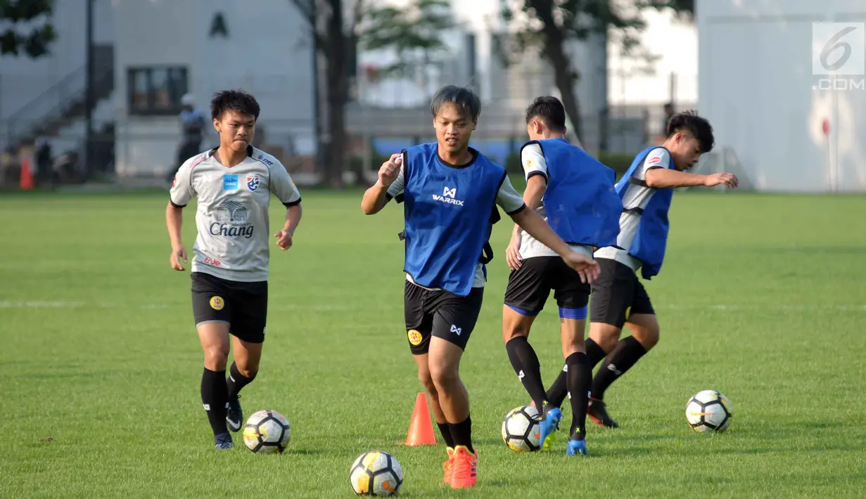 Pemain Timnas Thailand U-23 saat latihan di Lapangan B Kompleks GBK, Jakarta, Selasa (29/5). Timnas Thailand U-23 akan melakoni laga uji coba melawan Timnas Indonesia U-23 pada 31 Mei dan 3 Juni mendatang. (Liputan6.com/Helmi Fithriansyah)