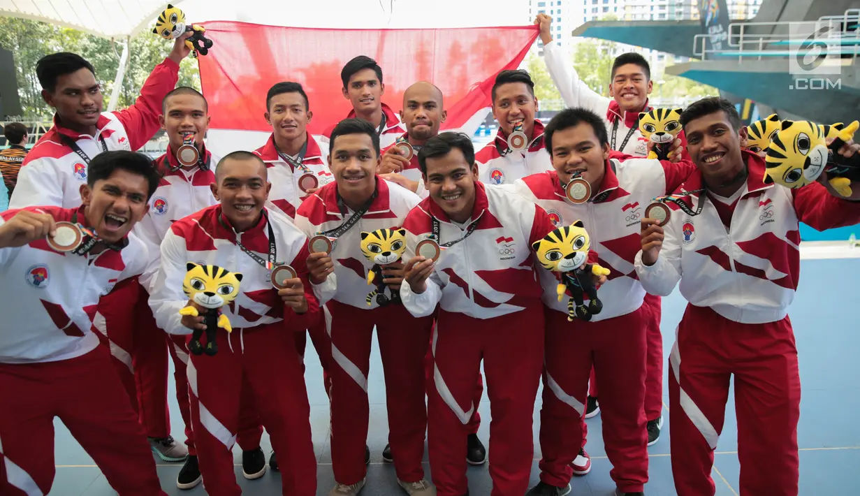Timnas polo air putra Indonesia menunjukkan medali perak usai seremoni pemberian medali pada cabang polo air putra SEA Games 2017 di National Aquatic Centre, Kuala Lumpur, Minggu (20/8). Indonesia menang 12-5 atas Filipina. (Liputan6.com/Faizal Fanani)
