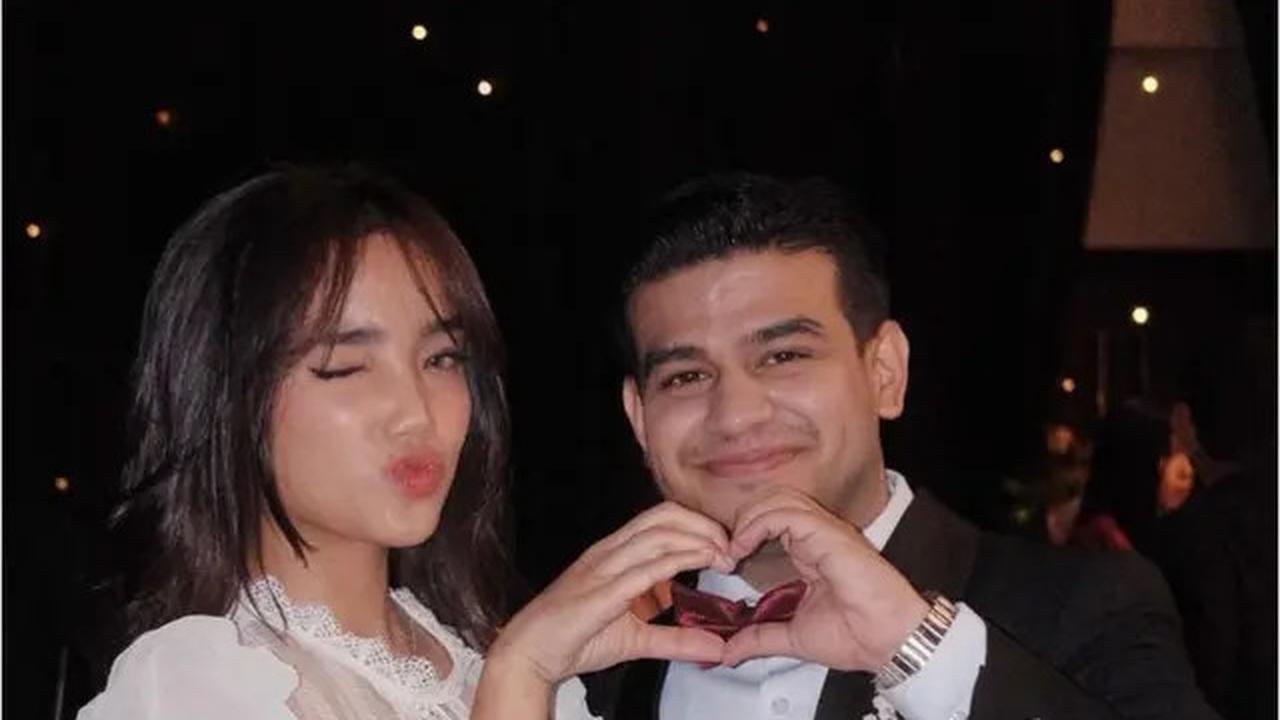 6 Beda Gaya Fuji dan Aaliyah Massaid dengan Tas Mewah di Acara Ngunduh Mantu Kakak Fadil Jaidi