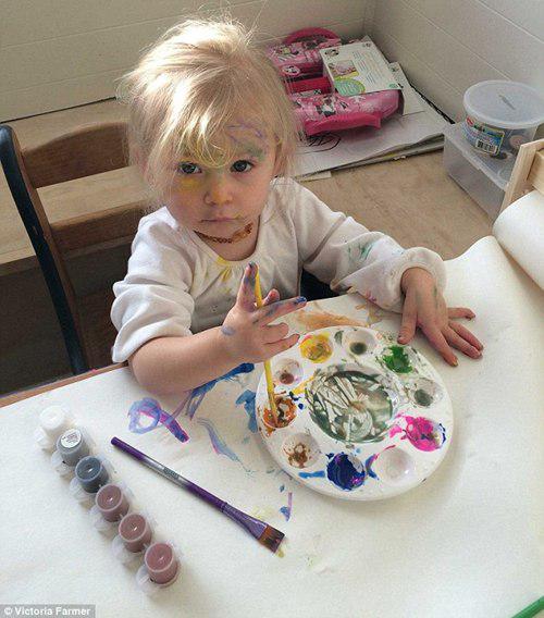 Anistyn saat mencoret wajahnya dengan cat lukis | copyright dailymail.co.uk/Victoria Farmer