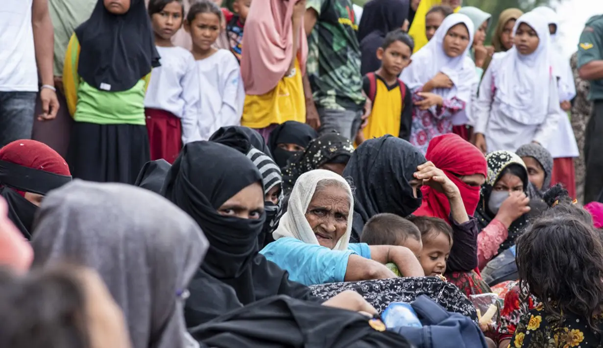 "Belum ada informasi bakal dibawa dan ditampung kemana ratusan pengungsi ini," ujarnya. (Jon S./AFP)