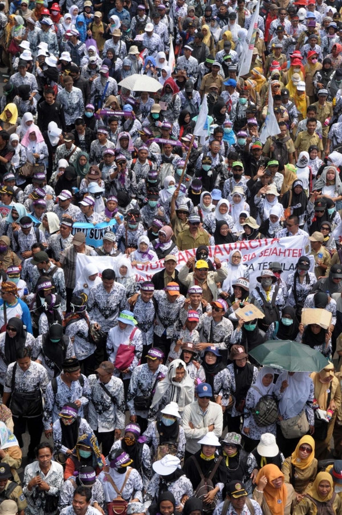 Tuntut jadi PNS, ribuan guru honorer banjiri Gedung DPR