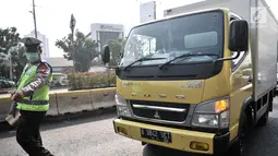 Polisi memberhentikan kendaraan saat hari pertama pemberlakuan perluasan sistem ganjil genap di Jalan Salemba Raya, Jakarta, Senin (9/9/2019). Perluasan sistem ganjil genap diberlakukan setelah sebelumnya dilakukan uji coba. (merdeka.com/Iqbal Nugroho)