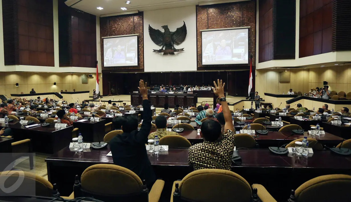 Sidang Paripurna Luar Biasa DPD dibanjiri interupsi dari Anggota DPD yang setuju dan tidak setuju lantaran ketua DPD Irman Gusman di berhentikan di Gedung DPR, Jakarta, Rabu (5/10).(Liputan6.com/Johan Tallo)