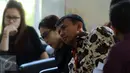 Gatot Pujo Nugroho Menunggu di dalam Gedung Komisi Pemberantasan Korupsi (KPK), Jakarta, Rabu (22/7/2015). Penyidik KPK akan memintai keterangannya sebagai saksi dalam kasus dugaan suap kepada hakim dan panitera PTUN Medan.(Liputan6.com/Helmi Afandi) 