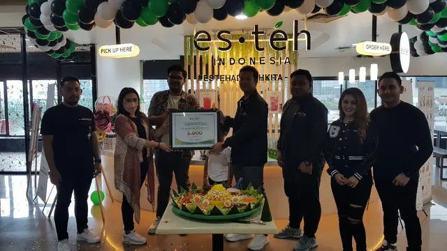 Jenita Janet hadir di pembukaan gerai Esteh Indonesia (kebun) yang ke-1000 di Mal Ambasador