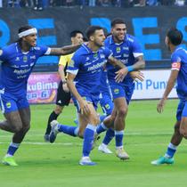 Para pemain Persib Bandung merayakan gol Patricio Matricardi ke gawang PSIM Yogyakarta pada pertandingan pekan ke-31 BRI Super League 2025/2026di Stadion Gelora Bandung Lautan Api, pada Senin (4/5/2026) sore WIB. (Bola.com/Erwin Snaz)