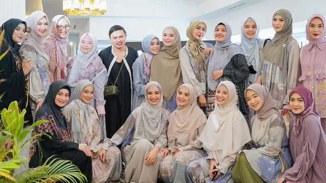 Titi Kamal tampil berhijab