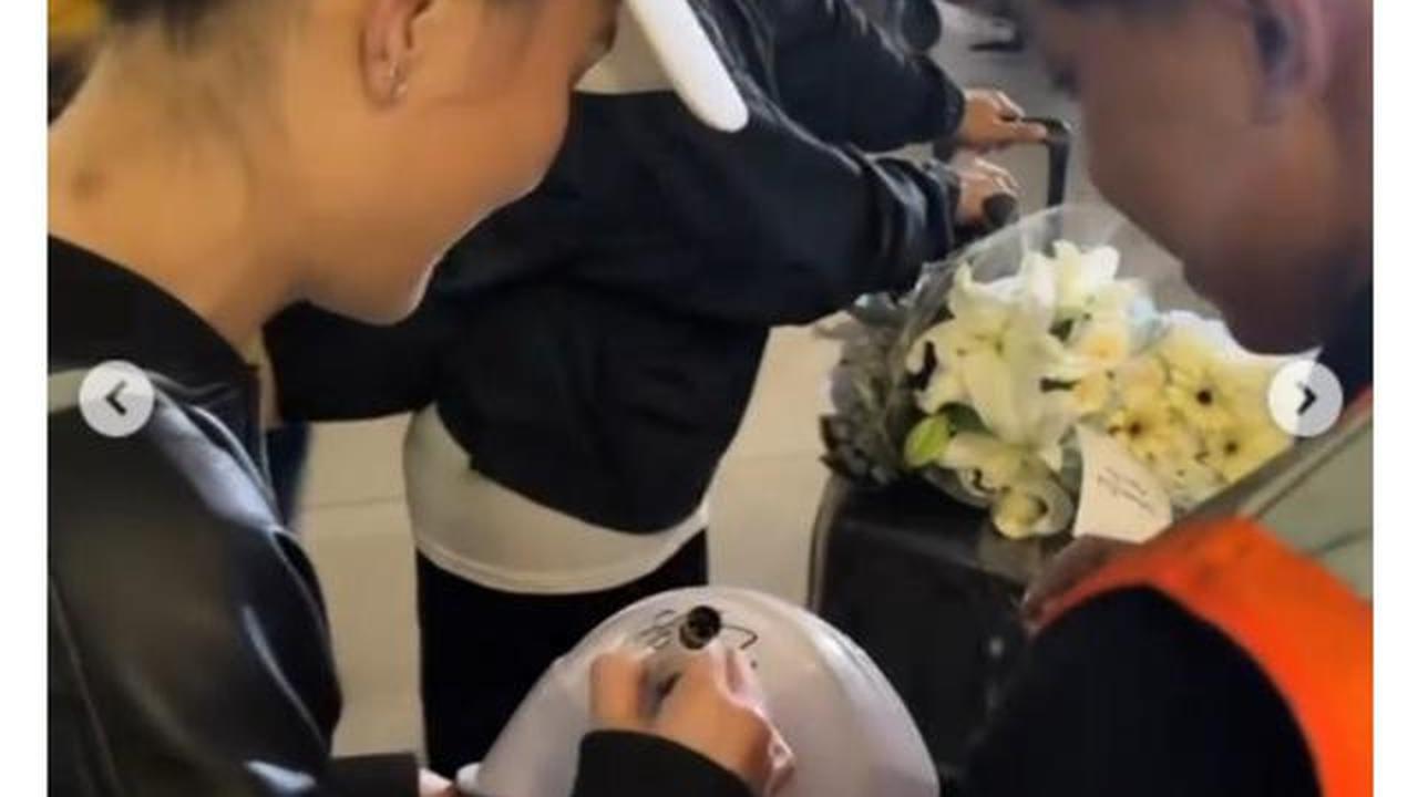 6 Potret Agnez Mo Pulang Indonesia Disambut Fans di Bandara, Penuh Kejutan