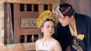 Tampil bak bangsawan, rambut panjang Mahalini Raharja disanggul khas Bali dengan Mahkota Gelung Agung [@dhirmannputra]