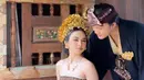 Tampil bak bangsawan, rambut panjang Mahalini Raharja disanggul khas Bali dengan Mahkota Gelung Agung [@dhirmannputra]