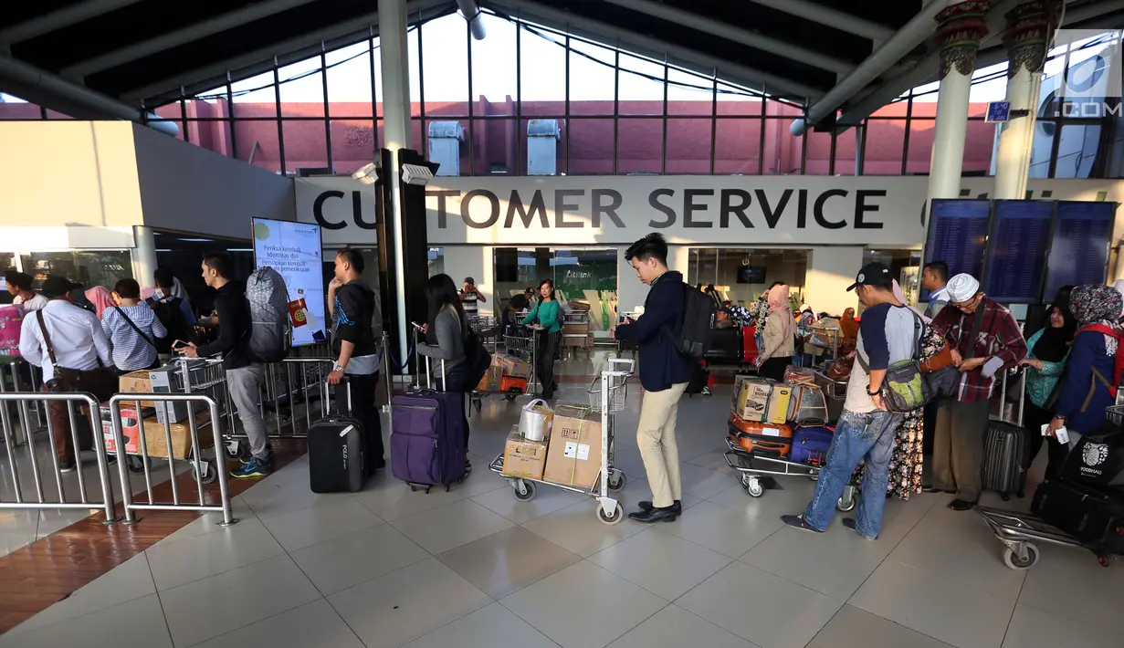 Calon penumpang antre masuk ke Terminal 1C Bandara Soekarno-Hatta, Tangerang, Selasa (20/6). Puncak arus mudik di Bandara Soetta diprediksi akan terjadi pada tanggal 22-23 Juni, dikarenakan sudah memasuki masa cuti bersama. (Liputan6.com/Johan Tallo)