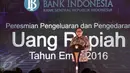 Gubernur BI Agus Martowardojo memberi sambutan dalam peluncuran uang rupiah baru dengan tahun emisi 2016 di Jakarta, Senin (19/12). Sebanyak tujuh uang rupiah kertas dan empat uang rupiah logam diperkenalkan kepada masyarakat. (Liputan6.com/Faizal Fanani)