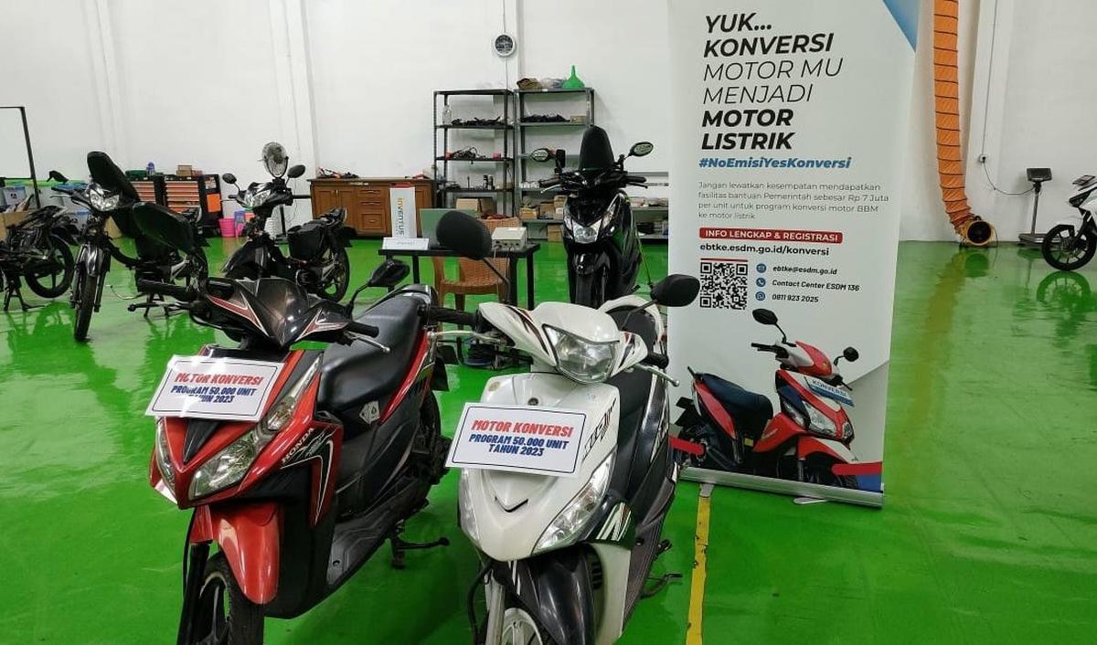 Kepala Staf Kepresidenan (KSP) Moeldoko mengatakan, minat masyarakat untuk membeli motor listrik masih rendah.