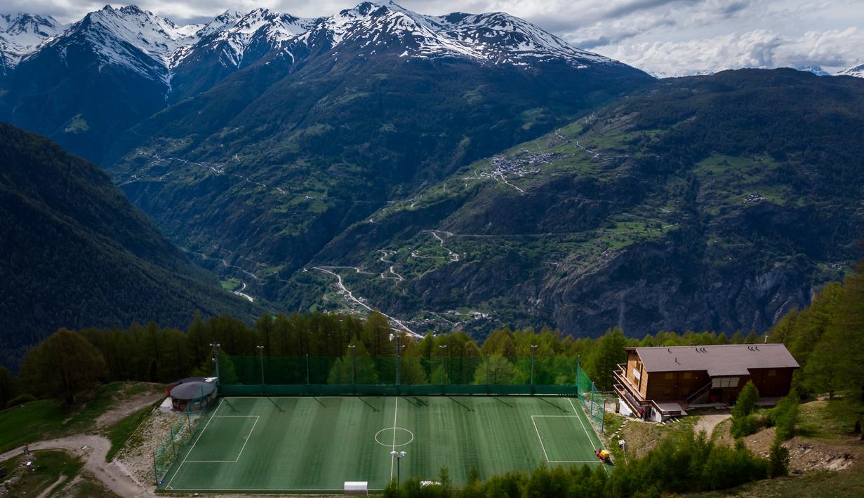 Suasana Stadion Ottmar Hitzfeld di tengah pegunungan Alpen Swiss (14/5/2020). Markas klub FC Gspon tersebut berada  pada ketinggian 2.000 meter di atas permukaan laut. (AFP/Fabrice Coffrini)