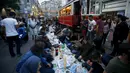 Warga berkumpul bersiap untuk berbuka puasa bersama pada hari pertama bulan suci Ramadan, di Taksim Square, Istanbul, Turki, Kamis (18/6/2015). (REUTERS/Osman Orsal)