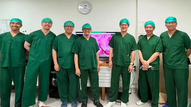 Tim urologi Siloam Hospitals Asri yang dipimpin Prof. DR. dr. Nur Rasyid, Sp.U(K) berhasil melakukan transplantasi ginjal dengan bedah robotik pada awal Juni 2026.