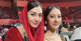 Tampil anggun dengan gaya kerudung khas, Novita Hardini istri bupati Trenggalek curi perhatian. [Foto: Instagram/ Novitamochamad]