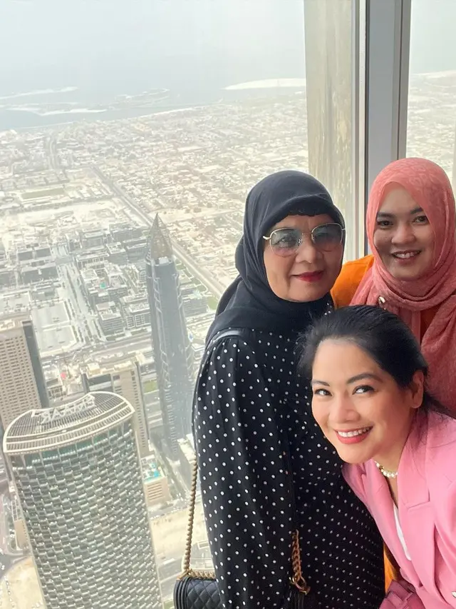 Titi Kamal Liburan Dubai