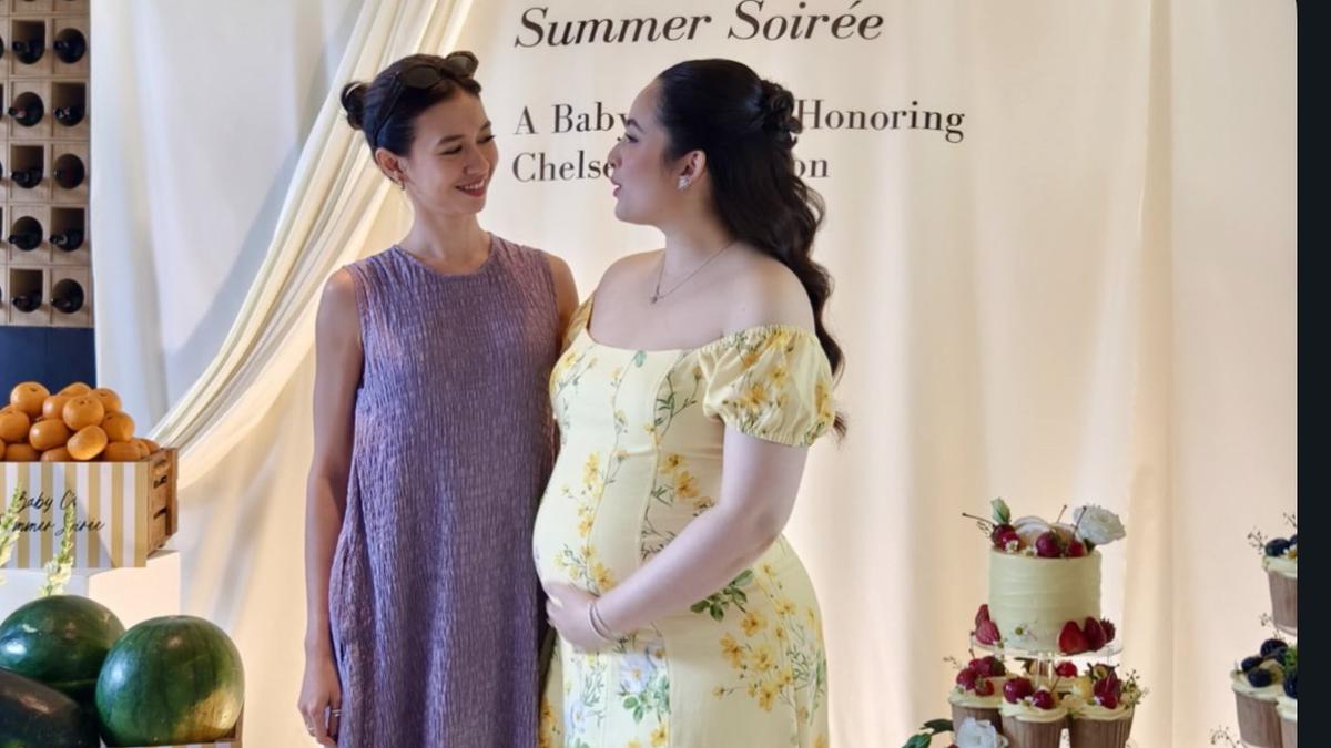 Kembali Buktikan Status “Social Butterfly”, Yuki Kato Hadiri Baby Shower Chelsea Islan Kenakan Dress Ungu