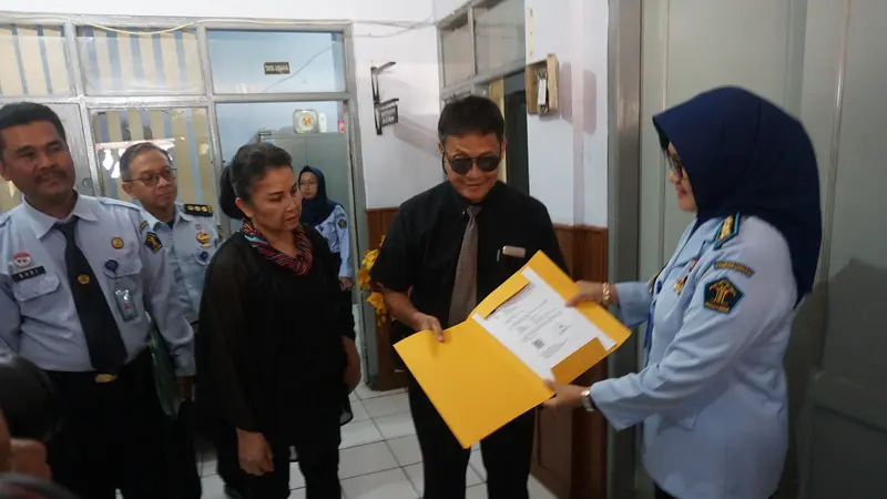 Pollycarpus mengurus administrasi pembebasannya di Bapas Bandung (Liputan6.com/Huyogo)