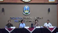 Wakil Gubernur Jawa Timur Emil Dardak saat sesi konferensi pers EAROPH World Congress di Kantor Badan Penghubung Pemprov Jawa Timur, Jalan Pasuruan, Menteng, Jakarta, Kamis (22/6/2022). (Liputan6.com/Muhamad Husni Tamami)