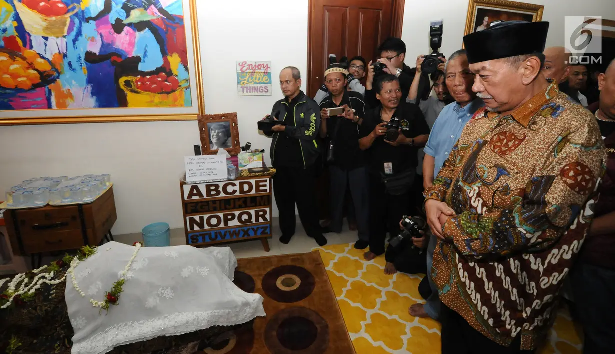 Aktor senior yang juga Wakil Gubernur Jawa Barat, Deddy Mizwar berdoa di sisi jenazah almarhum RMH Heroe Siswanto NS atau dikenal Sys NS, Jakarta, Selasa (23/1). Sys NS wafat diusia 61 tahun akibat serangan jantung. (Liputan6.com/Helmi Fithriansyah)