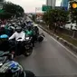 Pemotor melawan arus di jalur busway di MT Haryono, Jakarta Selatan.. 