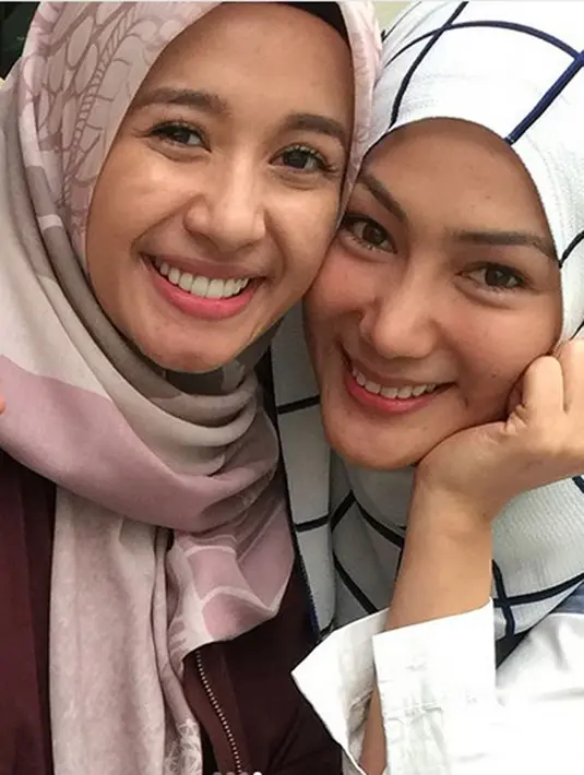 "Bersama bunda manis @laudyacynthiabella dan pasangannya.. 😉😄 Moga terus bahagia hingga ke jannah ya kaliannn.. 😘❤️💋," tulis mantan istri Engku Emran. (Instagram/errafazira)