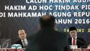 Ketua Komisi Yudisial Aidul Fitriciada Azhari (kanan) dalam wawancara terbuka di Auditorium Komisi Yudisial, Jakarta, Senin (20/6).Tes wawancara dilakukan oleh para panel serta pakar hukum dan negarawan. (Liputan6.com/Faizal Fanani)