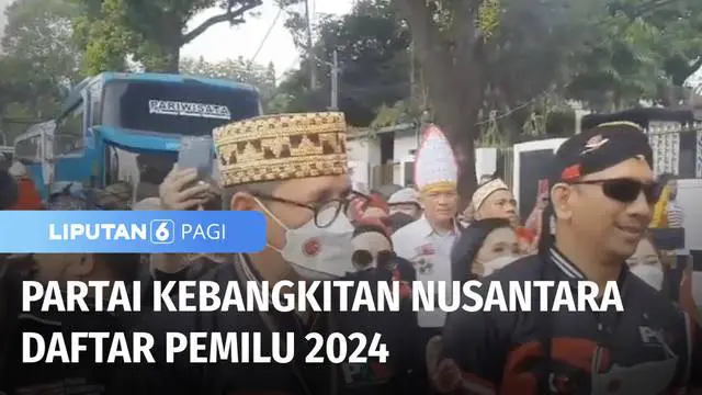 Hari kedua pendaftaran partai politik peserta Pemilu 2024, hanya ada satu partai yang datang ke Kantor KPU. Dengan membawa ondel-ondel dan angklung, rombongan fungsionaris Partai Kebangkitan Nusantara (PKN) menyerahkan dokumen pendaftaran.