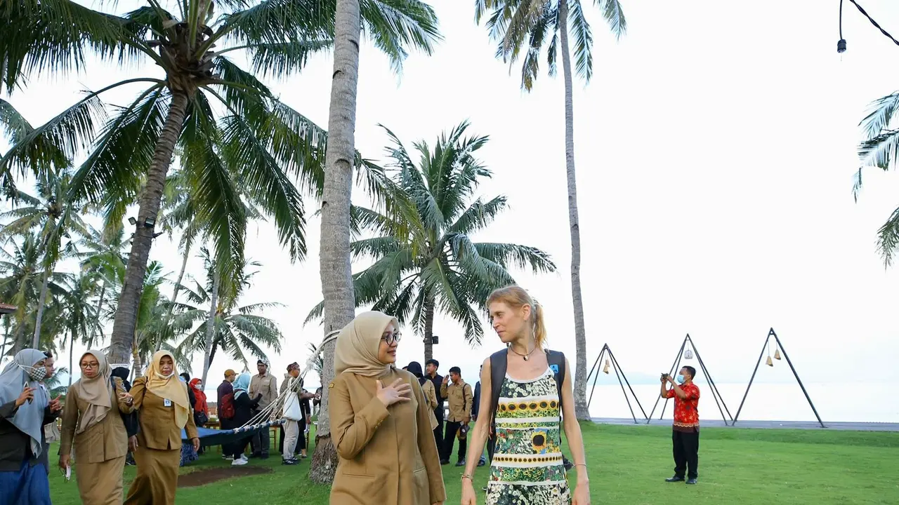 Tim asesor Unesco Global Geopark (UGG), Martina Paskova (Kiri) mendengarkan penjelasan Bupati Banyuwangi Ipuk Fiestiandani tentang Goepark Ijen (Istimewa)