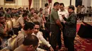 Panglima TNI Jenderal Gatot Nurmantyo berbincang dengan Kepala BNN, Budi Waseso dan Seskab Pramono Anung saat hadir dalam rakor dengan Pangdam-Kapolda serta perwira tinggi TNI-Polri di Jakarta, Senin (24/10). (Liputan6.com/Faizal Fanani)