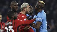 Bahkan pada menit ke-76 Victor Osimhen (kanan) yang frustrasi terlibat keributan dengan Theo Hernandez. Keduanya pun diganjar kartu kuning oleh wasit Daniele Orsato. (LaPresse via AP/Alessandro Garofalo)