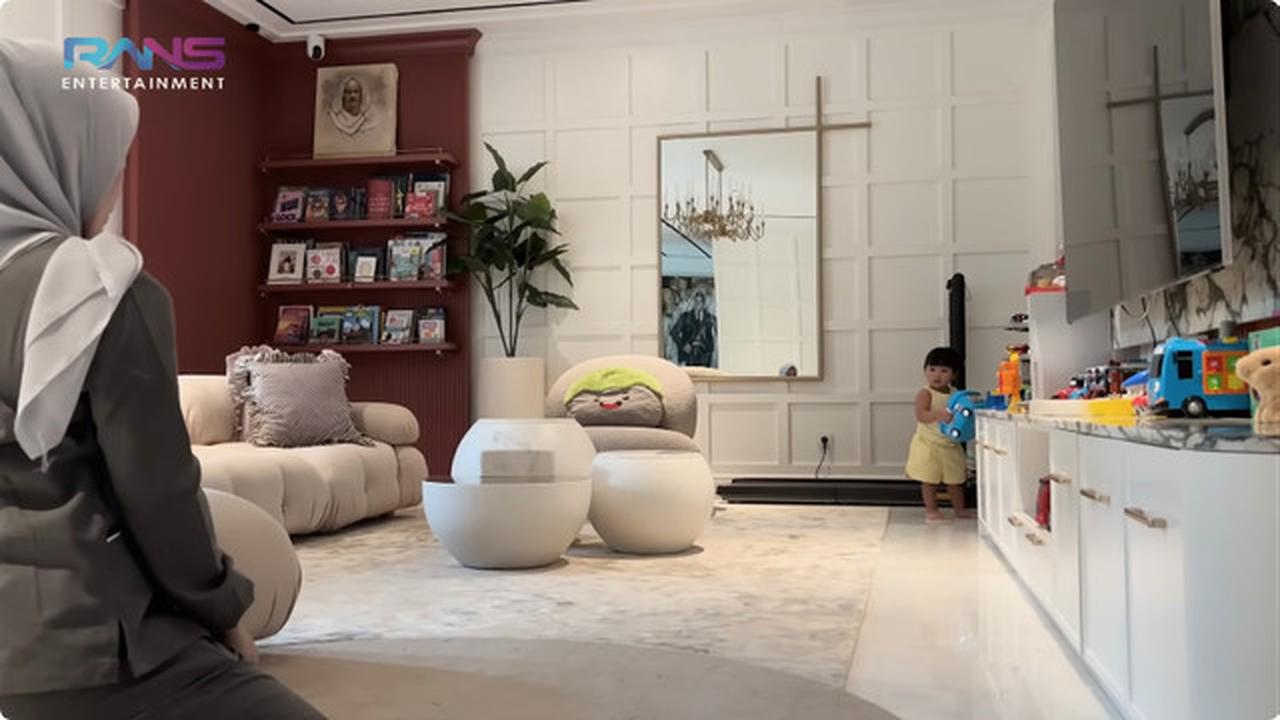 6 Potret Ruang Keluarga Rumah Raffi Ahmad, Jadi Tempat Favorit Lily Bermain
