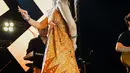 Fanny Soegi terlihat anggun saat manggung mengenakan busana batik panjang. Penyanyi dibalik lagu Asmaralibrasi yang trending ini selalu mengenakan busana dengan motif etnik dan batik. (Instagram/@fannysoegi)