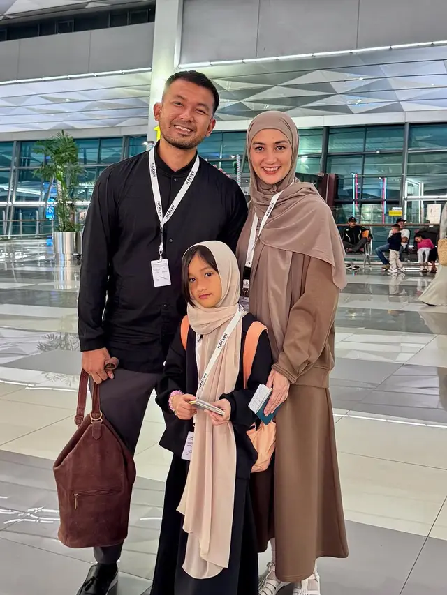 6 Potret Atiqah Hasiholan Tampil Berhijab, Jalani Umrah Bersama Rio Dewanto