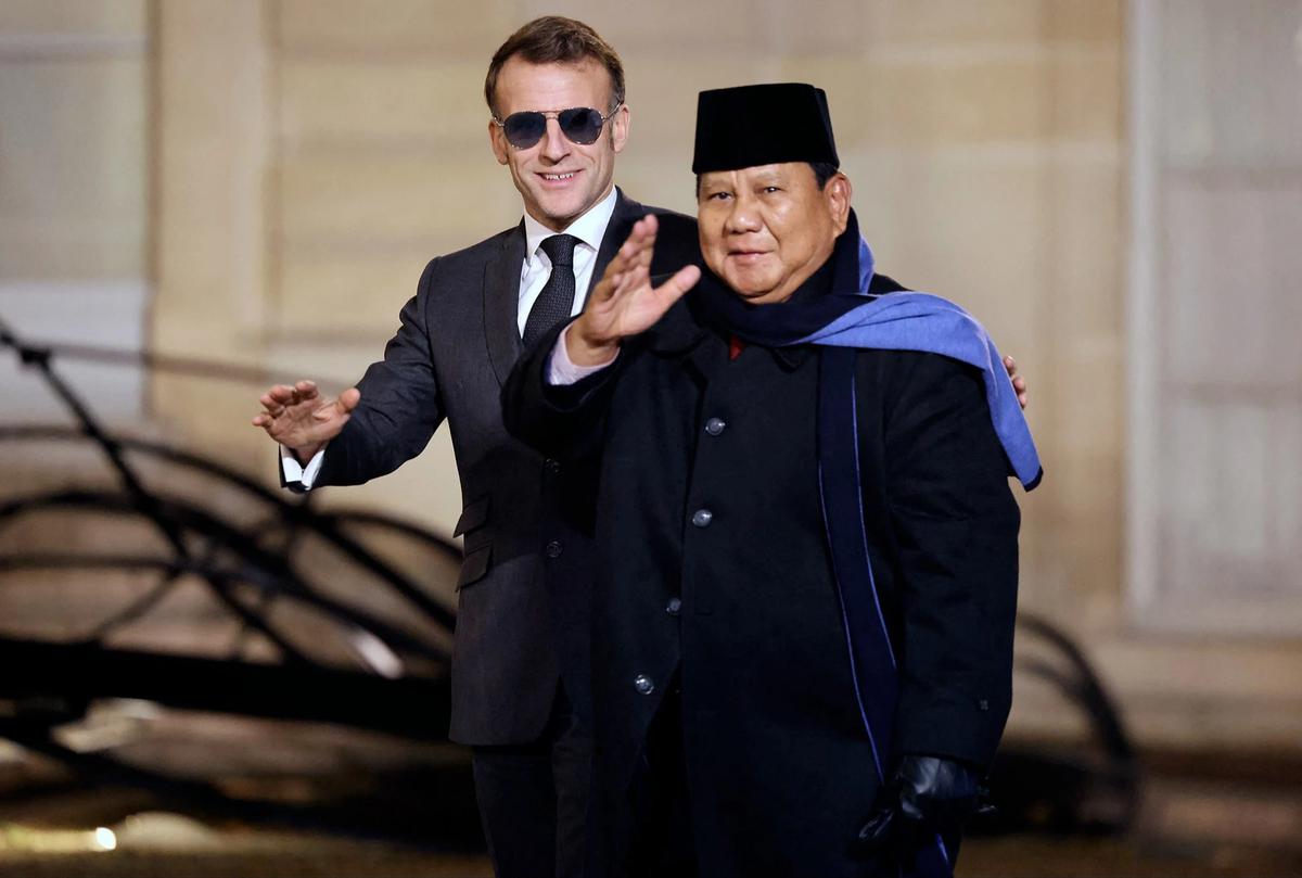 FOTO: Momen Keakraban Prabowo dan Macron dalam Pertemuan di Istana Elysee