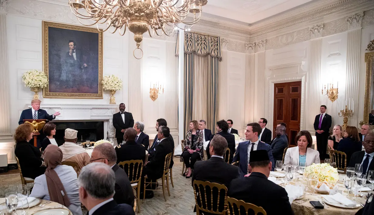 Presiden Amerika Serikat (AS), Donald Trump memberikan sambutan saat acara buka puasa bersama di Gedung Putih, Washington, Rabu (6/6). Buka puasa bersama ini merupakan yang pertama diadakan Trump sejak menjabat sebagai presiden. (AP/Andrew Harnik)