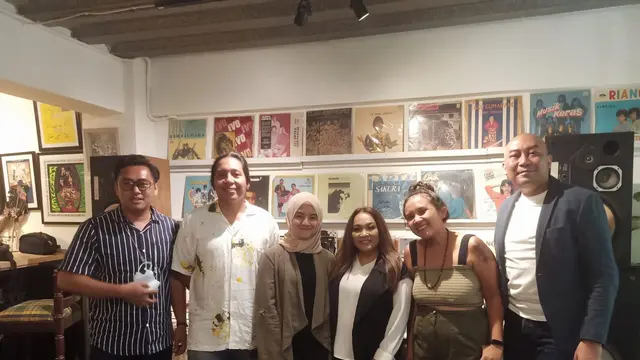 Rieka Roslan bersama sahabat-sahabatnya